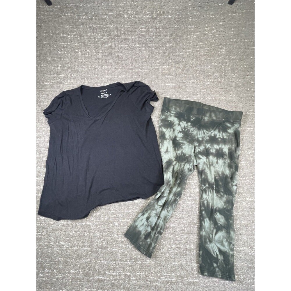 Women’s Torrid 2 Outfit Black T Shirt & Capri Leggings Pants Green Tie-Dye